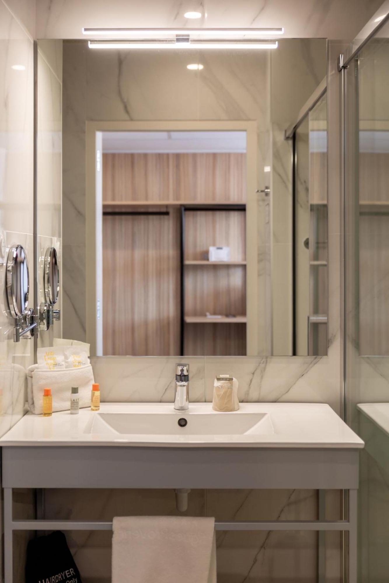 Hotel Golden Tulip Martigues Provence Habitación foto