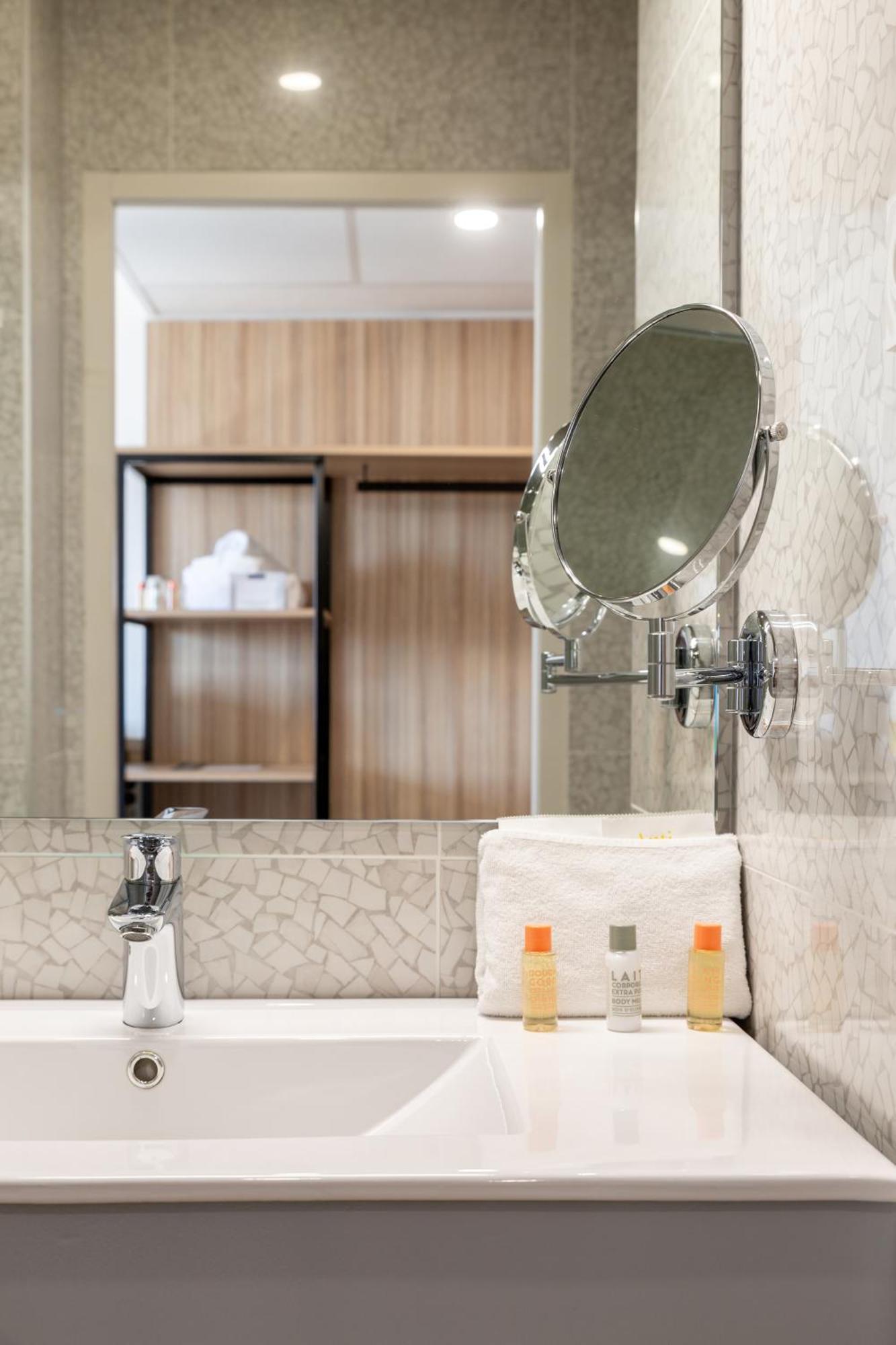 Hotel Golden Tulip Martigues Provence Habitación foto